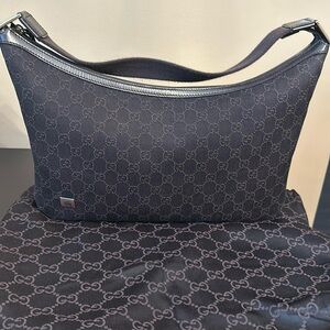 Authentic GUCCI BLACK SIGNATURE HANDBAG